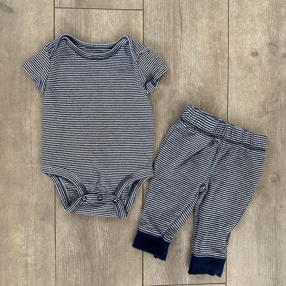 Carter’s 0-3 Month Baby Boy matching outfit set - Picture 3 of 6